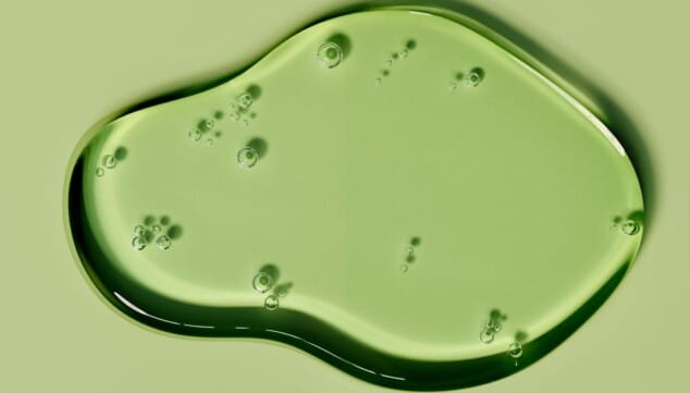 Los 7 pasos que recomiendan los expertos para conseguir una piel más sana y luminosa 12 Imagen: Aceite desmaquillante para disolver la grasa superficial