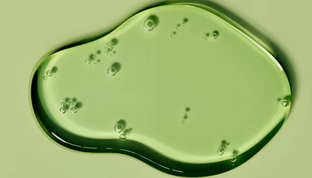 Los 7 pasos que recomiendan los expertos para conseguir una piel más sana y luminosa 12 Imagen: Aceite desmaquillante para disolver la grasa superficial