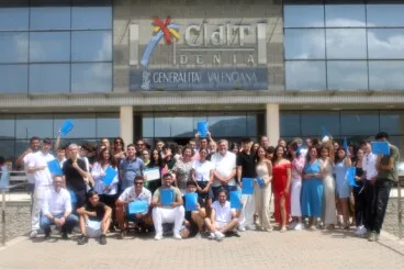 alumnos graduados junto al cdt
