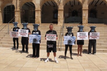 Arkano y los activistas de PETA con máscaras de toro frente al consistorio de Dénia