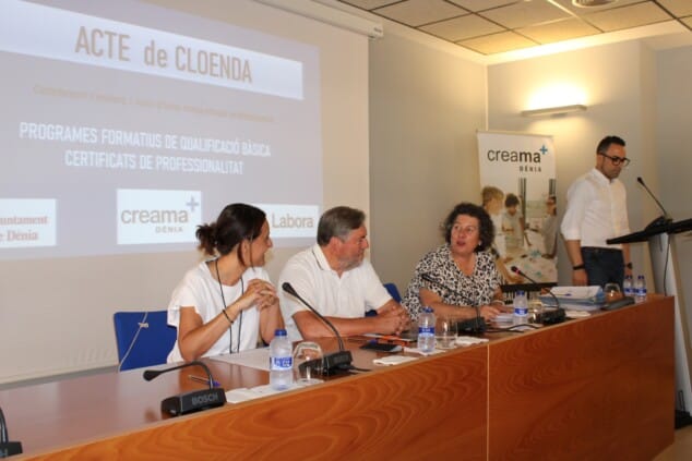 Creama Dénia finaliza el curso 2025-2026 con la graduación de sus alumnos: «Estáis más preparados que ayer para enfrentaros al mañana» 1 Imagen: Autoridades y responsables de Creama durante la graduación