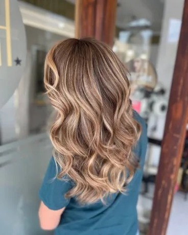 Balayage natural con transición suave para aportar luz y dimensión al cabello