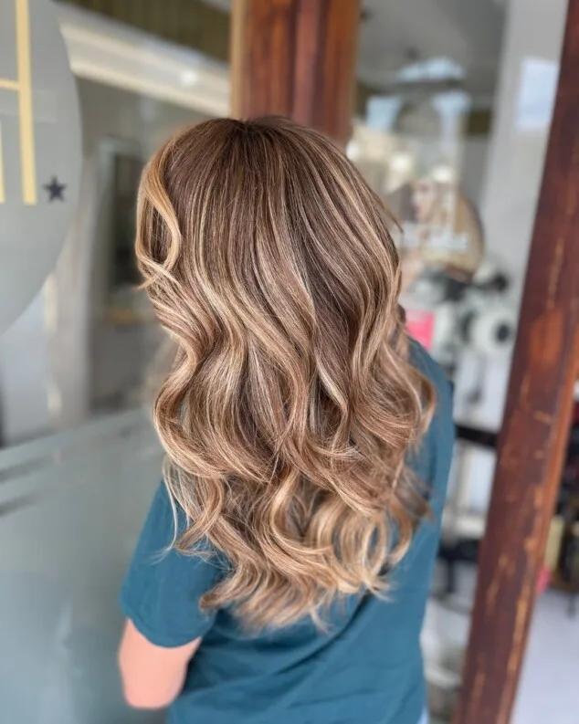 Authentic Hair Dénia 10 balayage natural con transicion suave para aportar luz y dimension al cabello