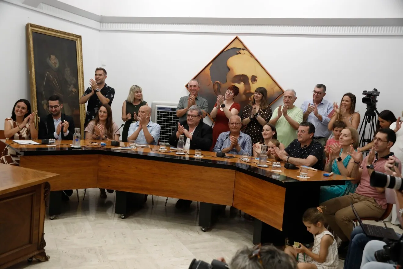 Bancada del equipo de gobierno y, tras ellos, los altos representantes de Compromís