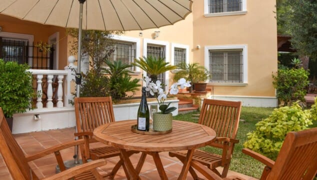 Villa Serenita: el alojamiento vacacional perfecto a un paso de la playa de El Portet 18 beneficios de reservar un alojamiento con aparcamiento privado cubierto