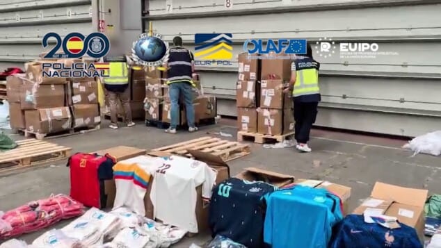 La red que inundaba España con camisetas falsas del Mundial 2026 tenía una base logística en Dénia 1 Imagen: Cajas abiertas con gran cantidad de camisetas de fútbol falsificadas de diversas selecciones, incautadas en la operación