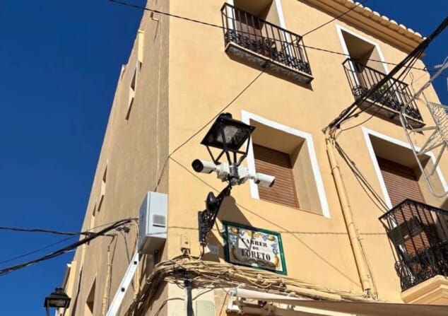 Ni coches voladores ni teletransporte: así es la Dénia del futuro que ya se vive en la calle 3 Imagen: Cámaras de vigilancia de Dénia en una esquina