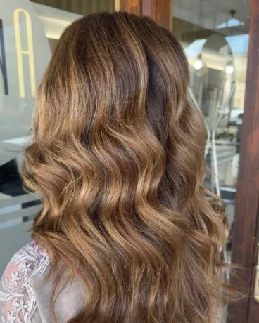Caramelo Balayage con Movimiento y Brillo Natural en Castaño Cálido