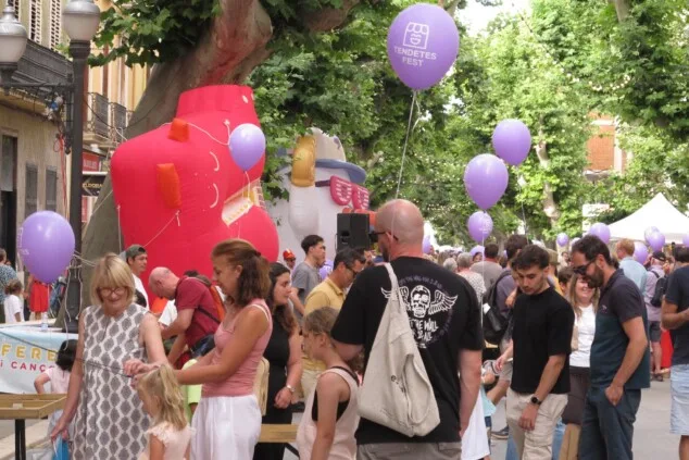 El Tendetes Fest desborda el centro de Dénia con música, talleres y miles de familias en la calle 12 celebracion del tendetes fest 2026 en el centro de denia 10