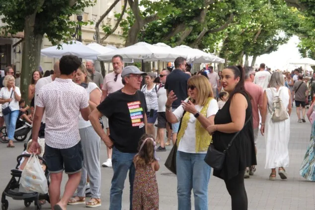 El Tendetes Fest desborda el centro de Dénia con música, talleres y miles de familias en la calle 25 celebracion del tendetes fest 2026 en el centro de denia 24