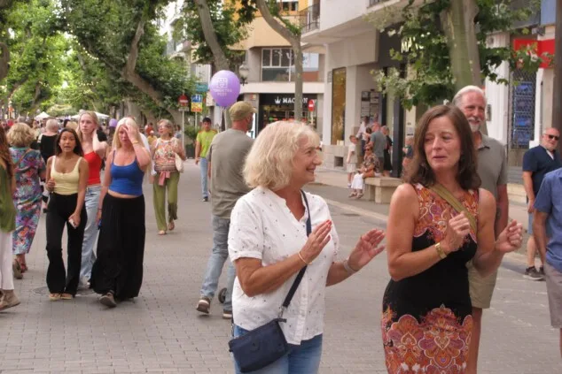 El Tendetes Fest desborda el centro de Dénia con música, talleres y miles de familias en la calle 27 celebracion del tendetes fest 2026 en el centro de denia 27