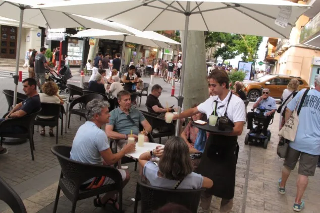 El Tendetes Fest desborda el centro de Dénia con música, talleres y miles de familias en la calle 30 celebracion del tendetes fest 2026 en el centro de denia 30