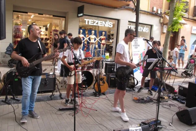 El Tendetes Fest desborda el centro de Dénia con música, talleres y miles de familias en la calle 31 celebracion del tendetes fest 2026 en el centro de denia 31