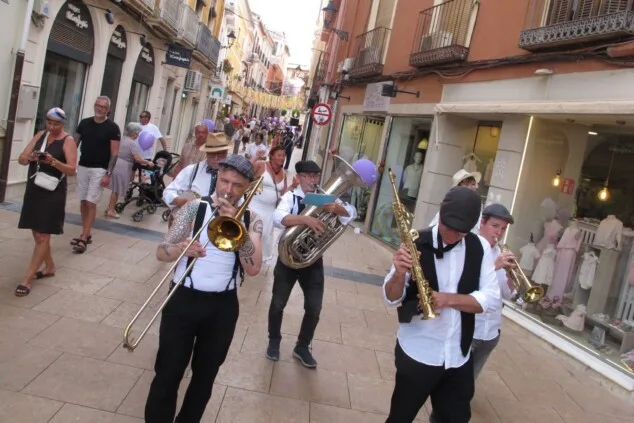 El Tendetes Fest desborda el centro de Dénia con música, talleres y miles de familias en la calle 2 Imagen: Una banda itinerante de instrumentos de viento recorre el centro histórico durante la tarde del sábado