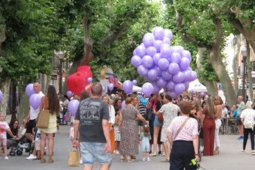 La calle Marqués de Campo registró un lleno absoluto con los globos morados como grandes protagonistas