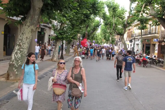 El Tendetes Fest desborda el centro de Dénia con música, talleres y miles de familias en la calle 11 celebracion del tendetes fest 2026 en el centro de denia 9