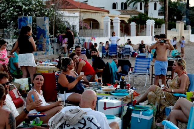 Las playas de Dénia, liberadas de más de 7.300 kilos de basura tras la noche de San Juan 6 Familias y amigos cenando en la playa con mesas y sillas durante la celebración de San Juan en Dénia.