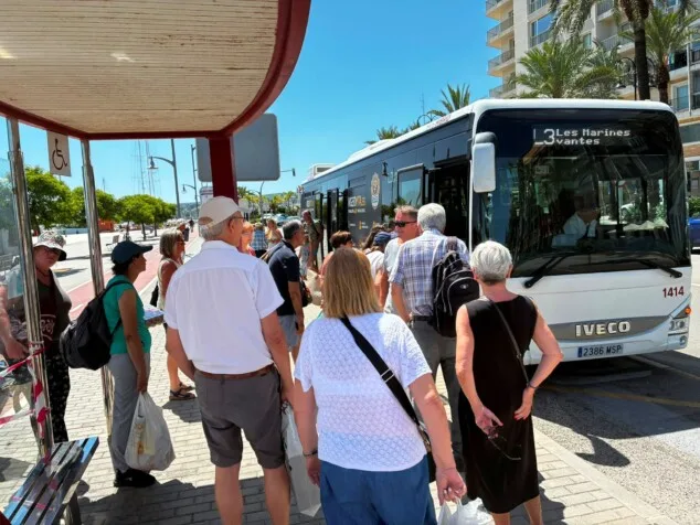 El BusDénia supera las mil personas usuarias en su estreno 1 Imagen: Ciudadanos estrenando el nuevo BusDénia