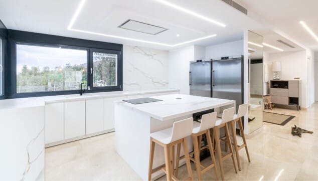 Olvida el blanco total: las nuevas tendencias que redefinen los espacios 8 cocinas contemporaneas donde funcionalidad y estetica conviven