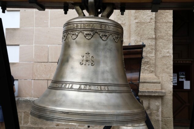 comienza el montaje en el campanario de la asuncion tras un fin de semana de expectacion en denia 1