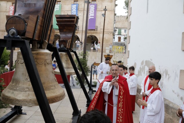 comienza el montaje en el campanario de la asuncion tras un fin de semana de expectacion en denia 26