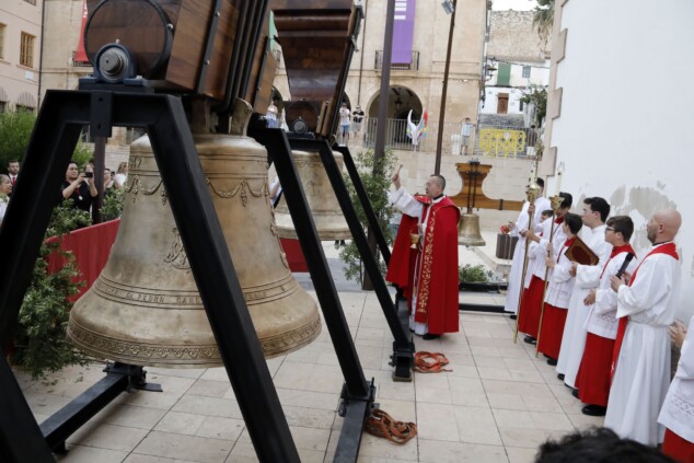 comienza el montaje en el campanario de la asuncion tras un fin de semana de expectacion en denia 27