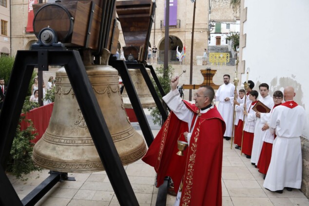 comienza el montaje en el campanario de la asuncion tras un fin de semana de expectacion en denia 29