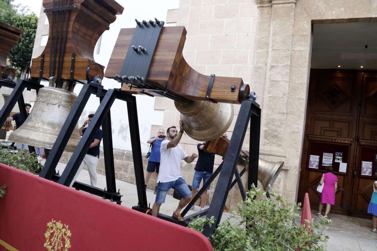 Comienza el montaje en el campanario de la Asunción tras un fin de semana de expectación en Dénia 35