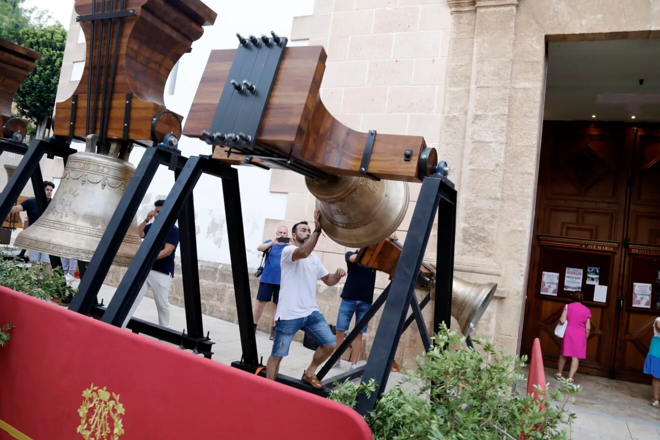 Comienza el montaje en el campanario de la Asunción tras un fin de semana de expectación en Dénia 35