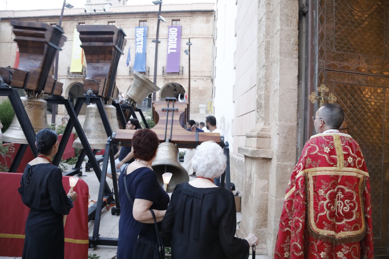 Comienza el montaje en el campanario de la Asunción tras un fin de semana de expectación en Dénia 55