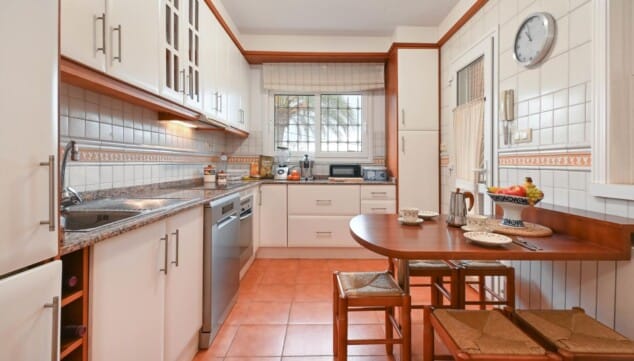 Villa Serenita: el alojamiento vacacional perfecto a un paso de la playa de El Portet 4 como organizar unas vacaciones perfectas para 8 personas sin perder comodidad