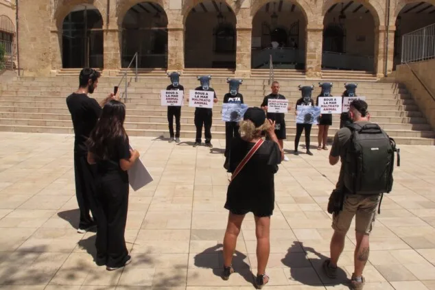 Image: Gathering this Tuesday in the Plaza de la Constitució in Dénia