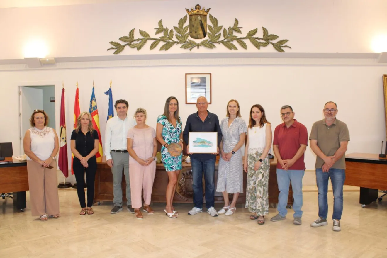 Foto de familia tras la adhesión de Dénia a la Ruta del Vino de Alicante