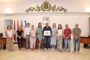 Foto de grupo con el alcalde de Dénia y la presidenta de la Ruta del Vino de Alicante tras firmar la adhesión.