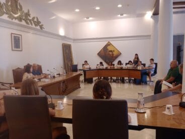 El Consell Local de Infancia y Adolescencia de Dénia despide el curso con balance positivo de sus proyectos 17 Reunión del alcalde Vicent Grimalt con los miembros del CLIA en el salón de plenos del Ayuntamiento de Dénia.