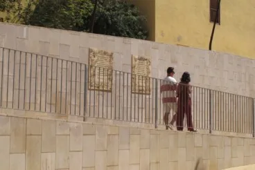 Textos de Maria Ibars y Juan Chabás decoran la nueva Travesía de las Palabras en Dénia 2 denia instala los dos primeros paneles literarios en la recien nombrada travesia de las palabras