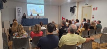 Dénia presenta el plan para un turismo circular y sostenible 1 Presentación sobre turismo y economía circular en una sala de conferencias con público en Dénia.