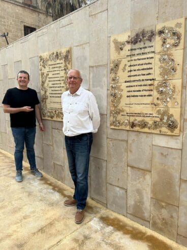 Paneles cerámicos de Maria Ibars y Juan Chabás en la travesía de las Palabras de Dénia