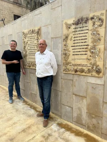 Paneles cerámicos de Maria Ibars y Juan Chabás en la travesía de las Palabras de Dénia