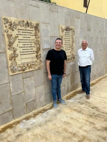 El concejal Raúl García de la Reina junto a los paneles cerámicos en Dénia