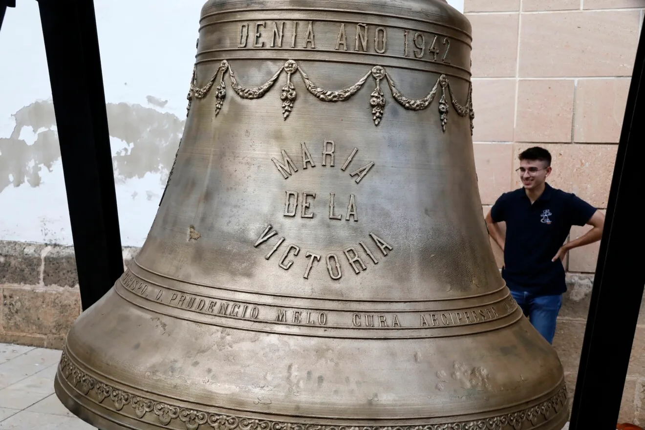 Detalle de la inscripción original de 1942 en la campana mayor, la «Maria de la Victòria»