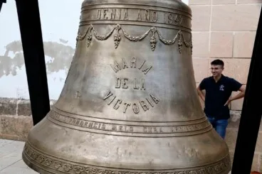 Detalle de la inscripción original de 1942 en la campana mayor, la «Maria de la Victòria»