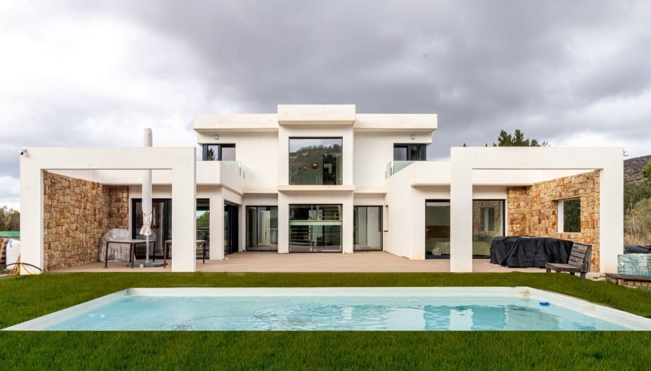 Diseño residencial de alta gama con líneas puras y elegantes