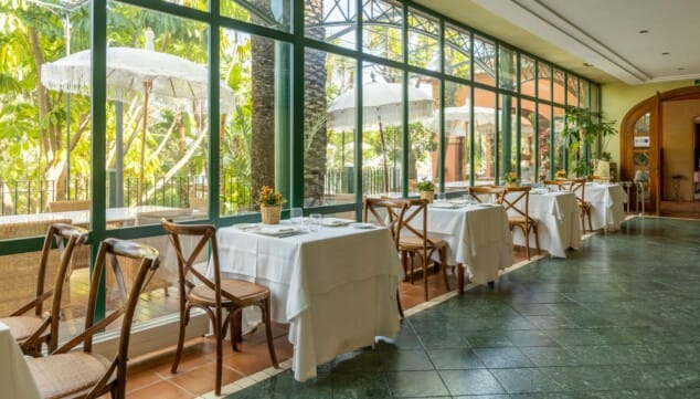disfrutar de una comida con vistas a la naturaleza y al mar
