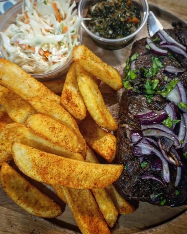 Por qué esta carne asada de Dénia tiene un sabor que los clientes no olvidan 2 el ahumado natural aporta matices unicos y equilibrados