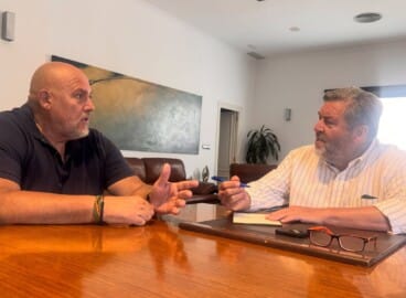 El alcalde, Rafa Carrió, escucha al portavoz de Vox durante la ronda de contactos en el ayuntamiento