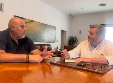 El alcalde, Rafa Carrió, escucha al portavoz de Vox durante la ronda de contactos en el ayuntamiento