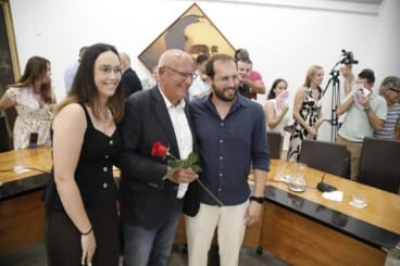 El alcalde saliente sostiene una rosa roja junto a sus hijos
