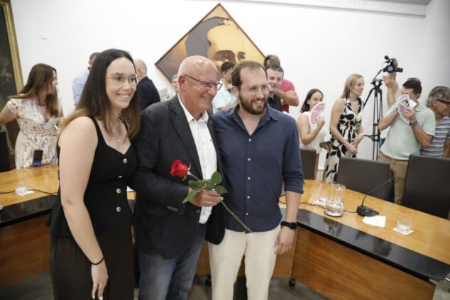 Vicent Grimalt renuncia a la alcaldía tras 11 años con un salón de plenos desbordado: «Trabajar desde el corazón aclara la cabeza» 5 Imagen: El alcalde saliente sostiene una rosa roja junto a sus hijos
