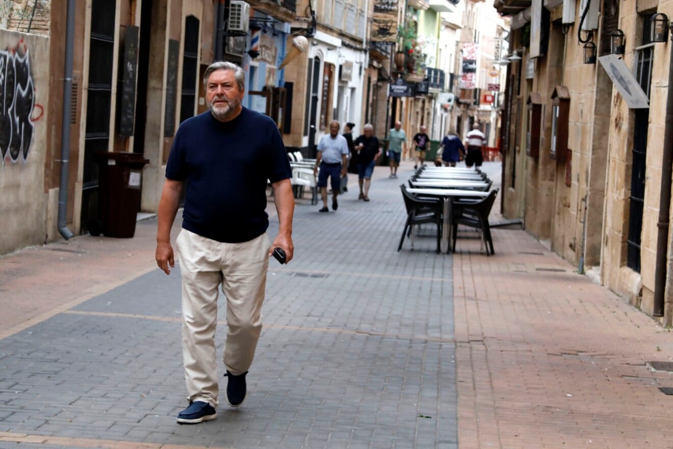 El nuevo alcalde de Dénia, Rafa Carrió, camina por una de las calles del centro histórico de la localidad tras asumir el cargo